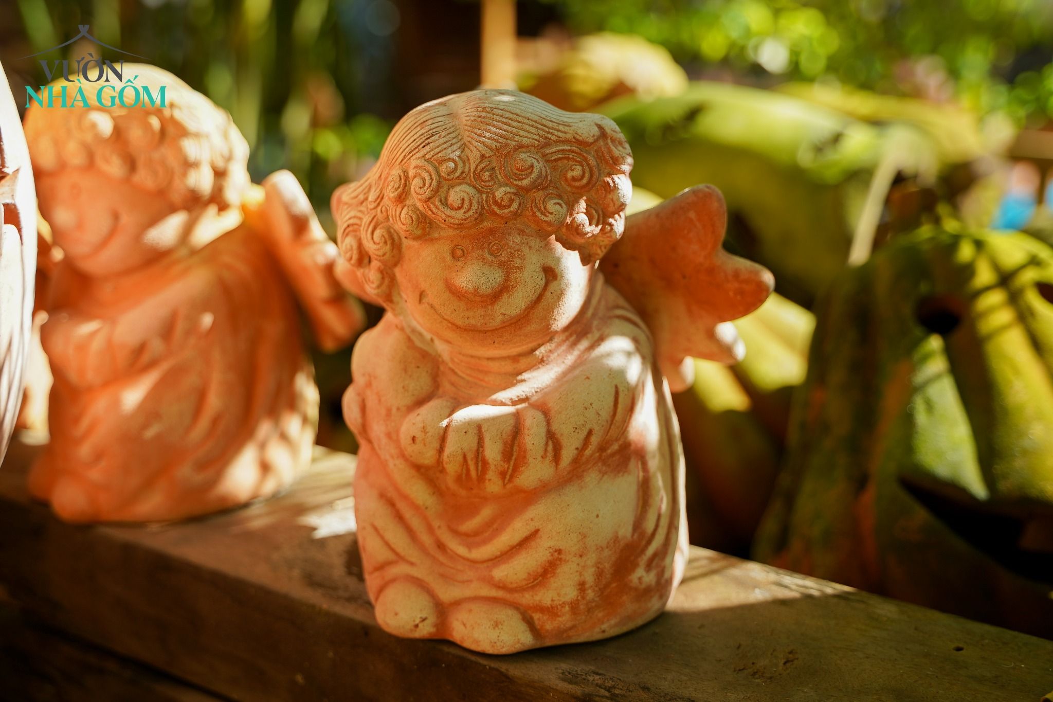 Tượng thiên thần Clown nhỏ, gốm đất nung lò trấu, gốm Nam Bộ, C30xR21 cm- SP001732