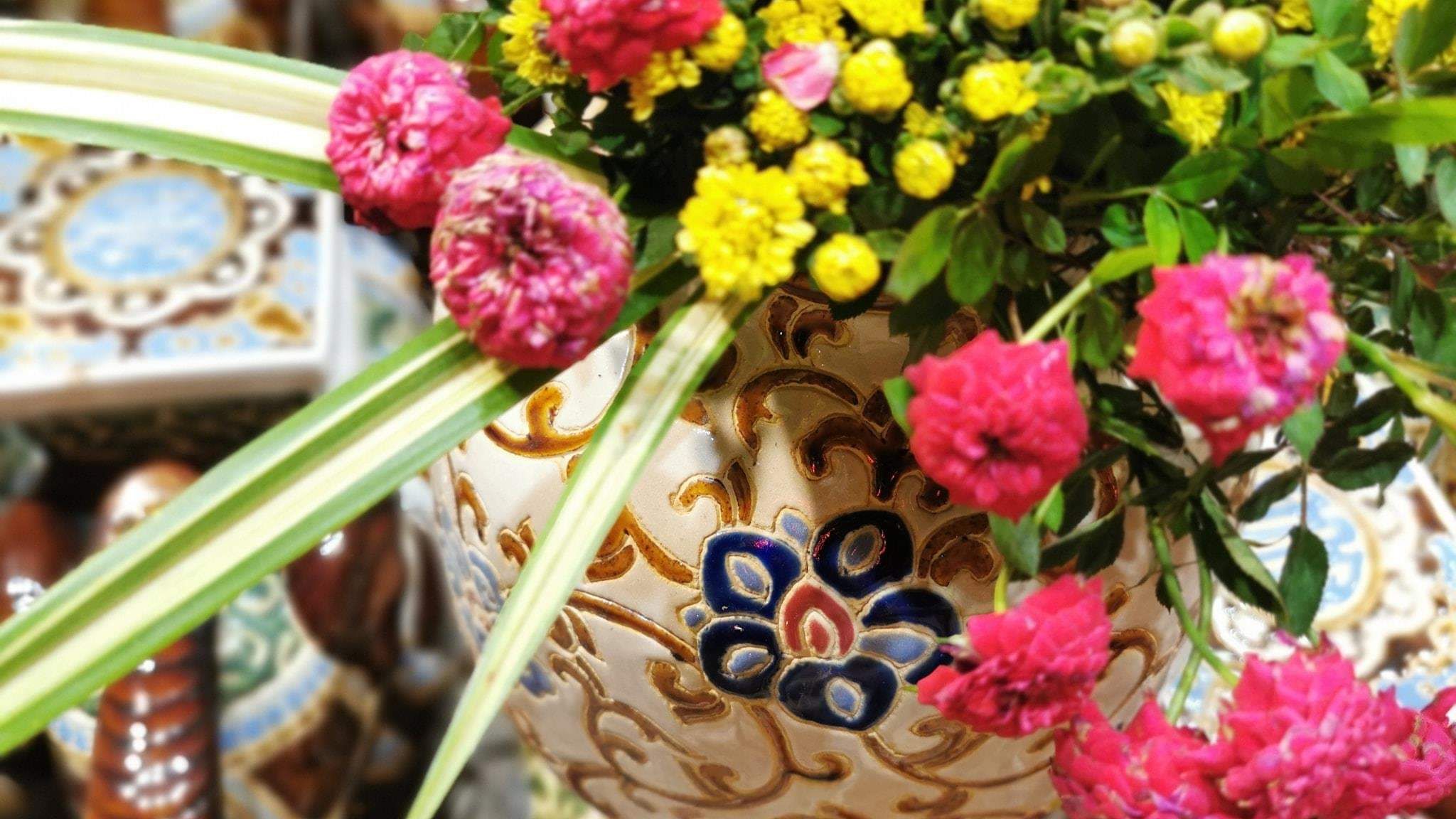 Bình tú cầu dây lá nâu lớn, gốm mỹ nghệ Nam Bộ, C25 x R27cm