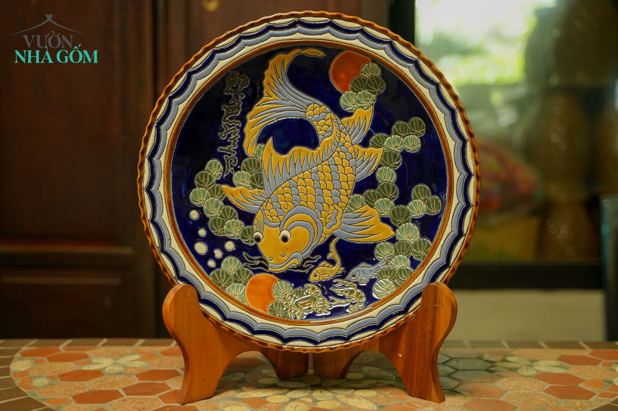 Dĩa mỹ nghệ khắc đề tài Lý Ngư Vọng Nguyệt - Cá chép trông trăng - Nền xanh Cobalt - Rộng 36cm- SP001940
