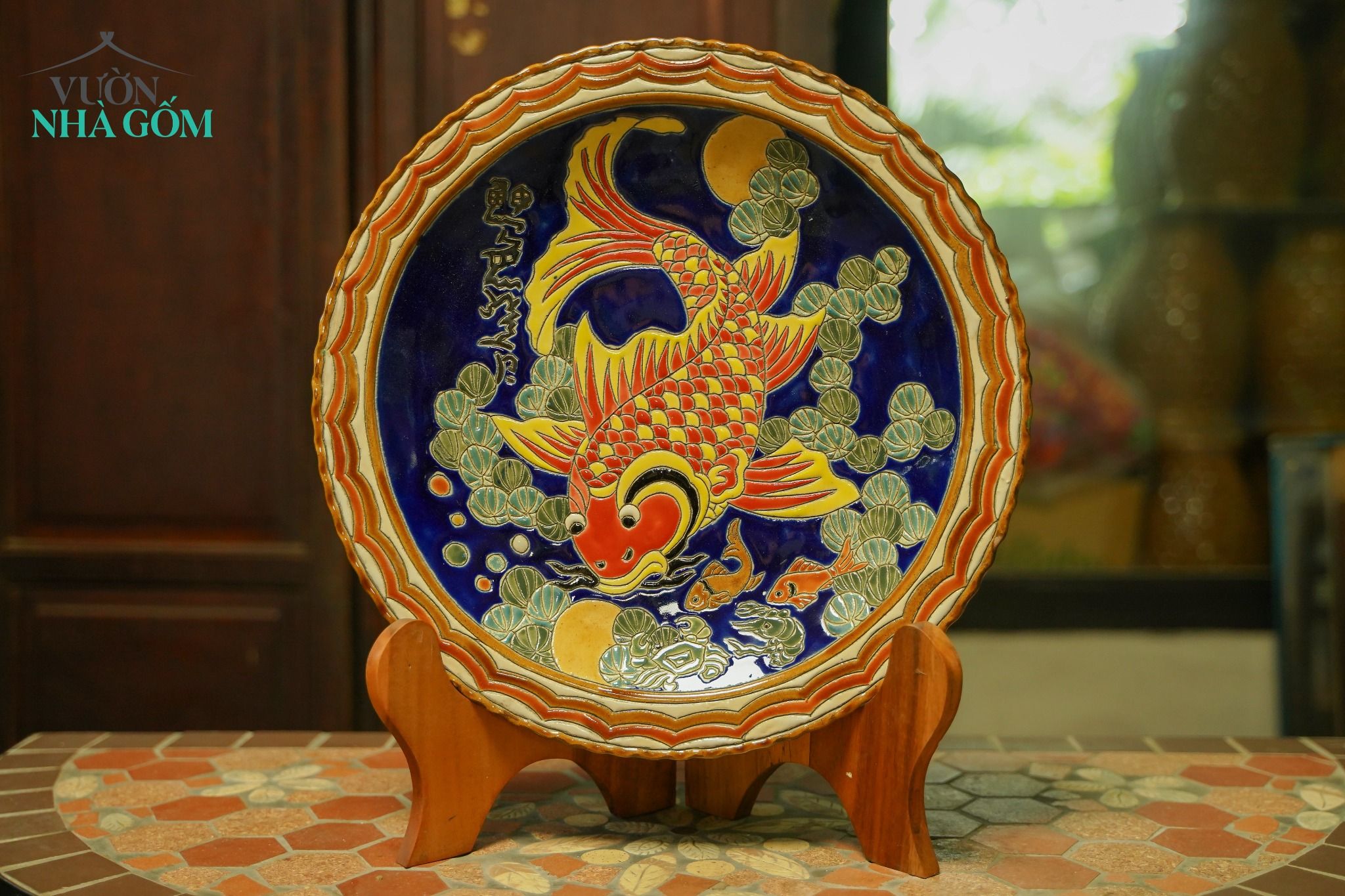 Dĩa mỹ nghệ khắc đề tài Lý Ngư Vọng Nguyệt - Cá chép trông trăng - Nền xanh Cobalt - Rộng 36cm- SP001940