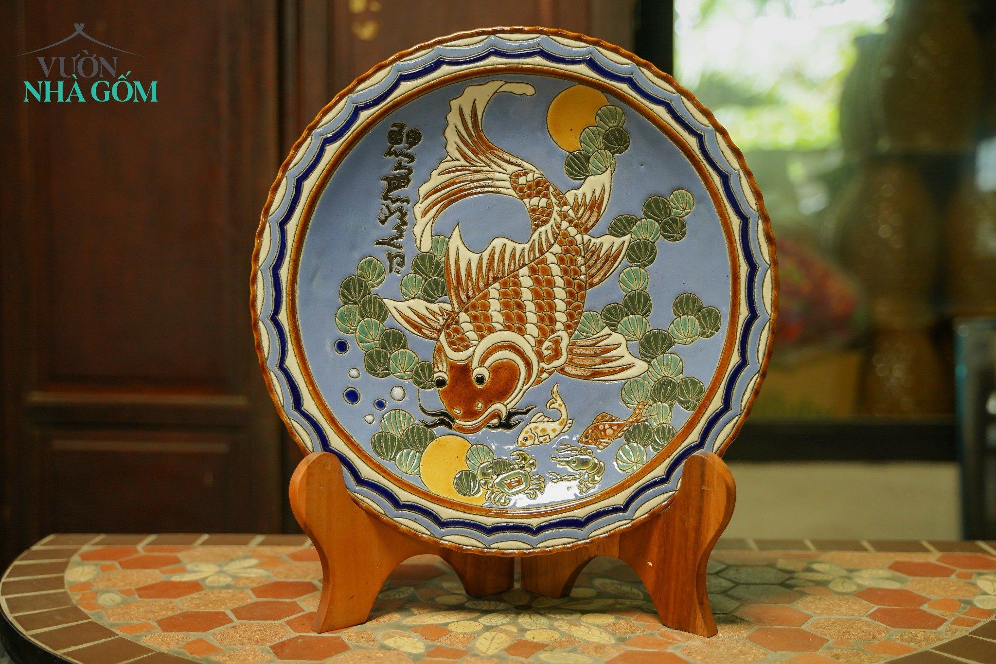 Dĩa mỹ nghệ khắc đề tài Lý Ngư Vọng Nguyệt - Cá chép trông trăng - Nền tím - Rộng 36cm - SP001938