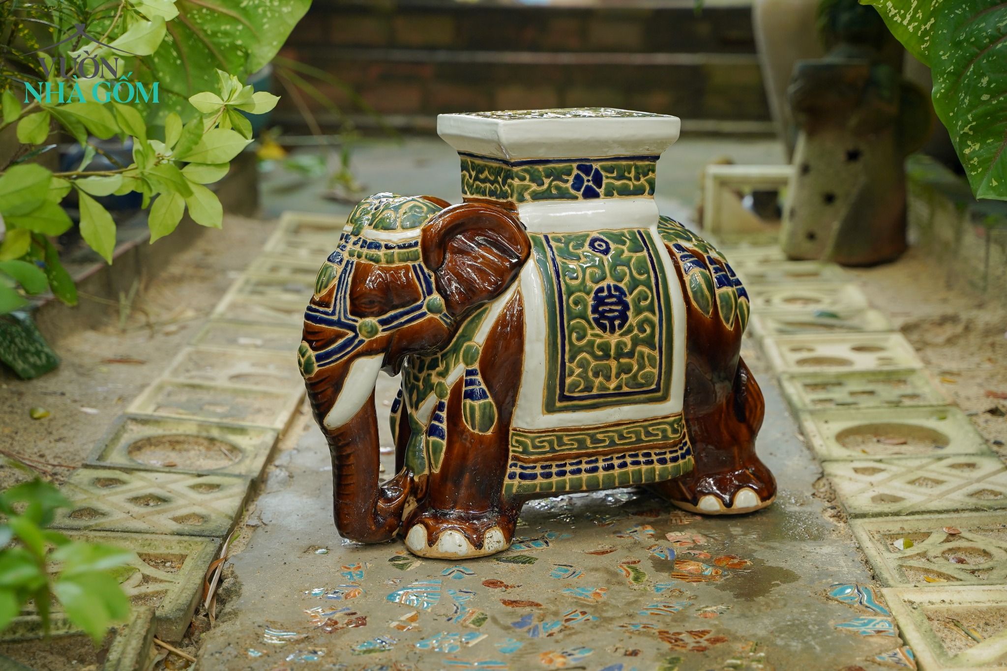 Đôn voi Nam bộ vòi xuống, hoa văn dây lá, men xanh dương, C43 x R50cm