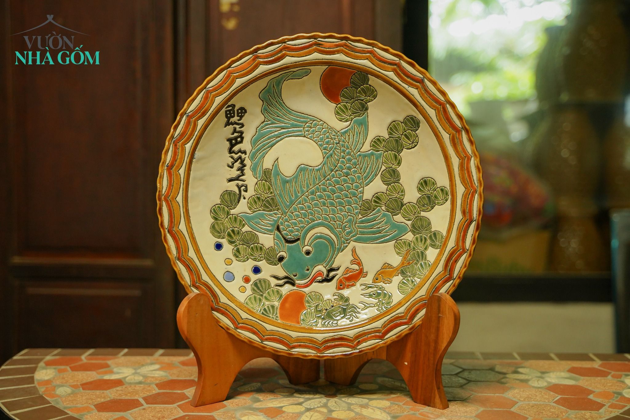 Dĩa mỹ nghệ khắc đề tài Lý Ngư Vọng Nguyệt - Cá chép trông trăng - Nền trắng - Rộng 36cm - SP001939