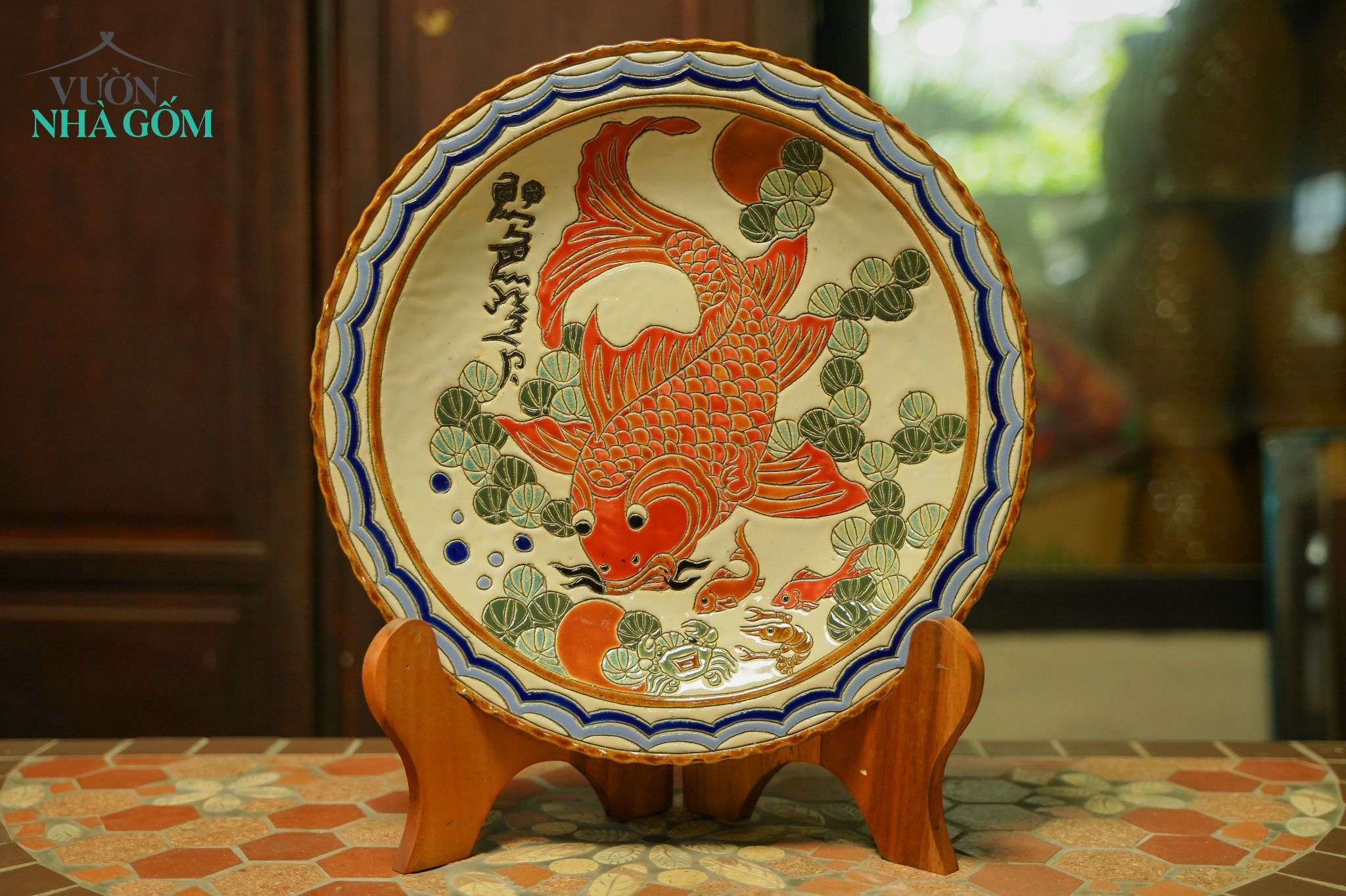 Dĩa mỹ nghệ khắc đề tài Lý Ngư Vọng Nguyệt - Cá chép trông trăng - Nền trắng - Rộng 36cm - SP001939