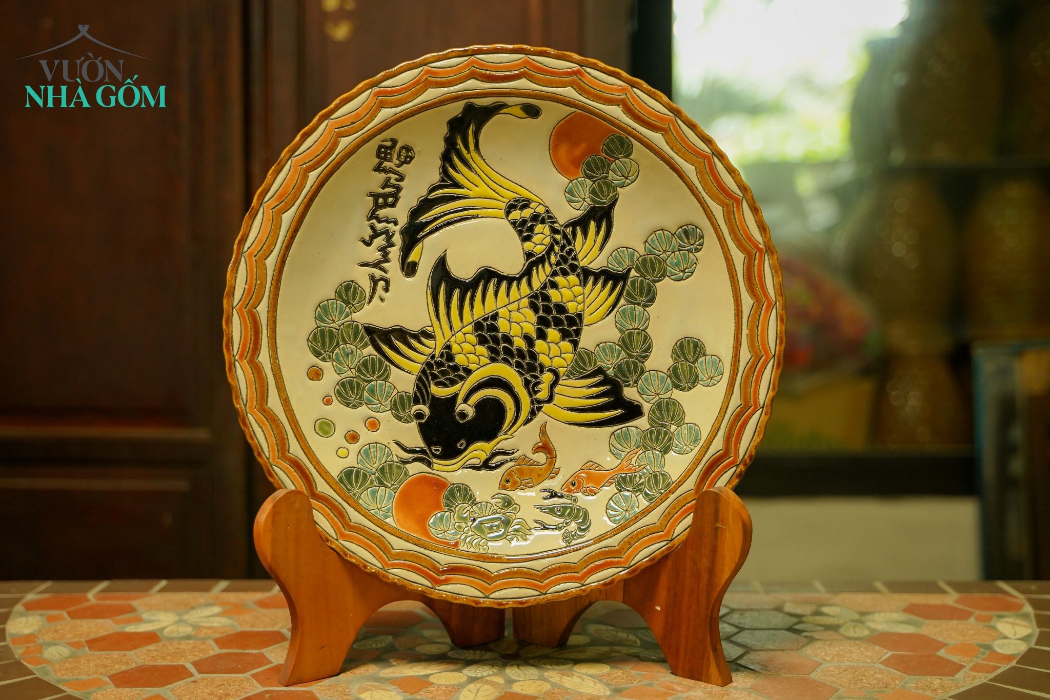 Dĩa mỹ nghệ khắc đề tài Lý Ngư Vọng Nguyệt - Cá chép trông trăng - Nền trắng - Rộng 36cm - SP001939
