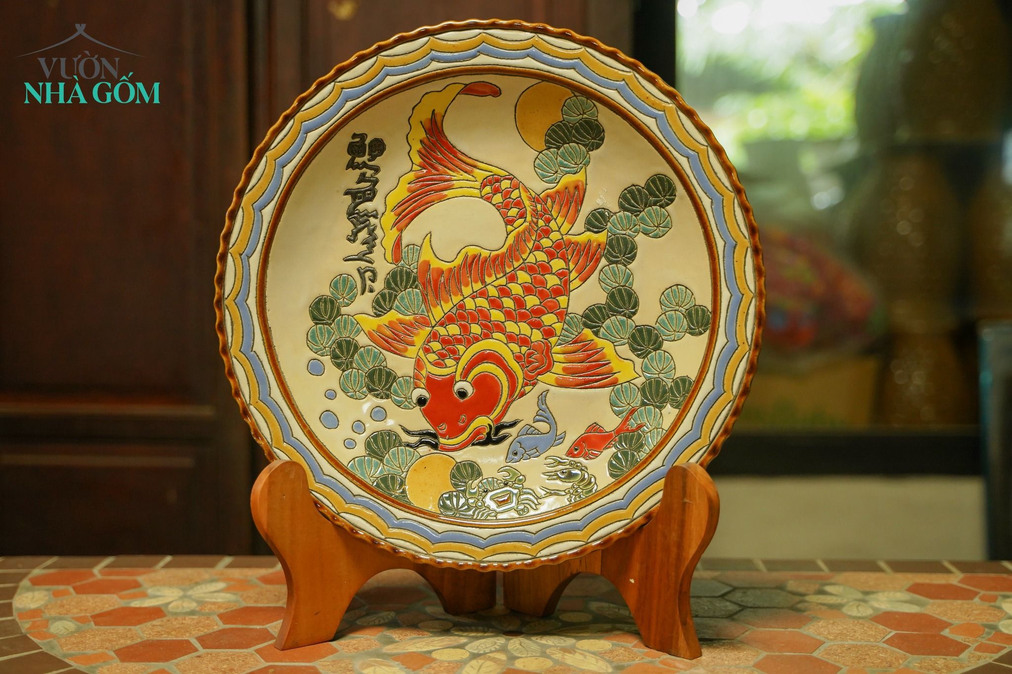 Dĩa mỹ nghệ khắc đề tài Lý Ngư Vọng Nguyệt - Cá chép trông trăng - Nền trắng - Rộng 36cm - SP001939