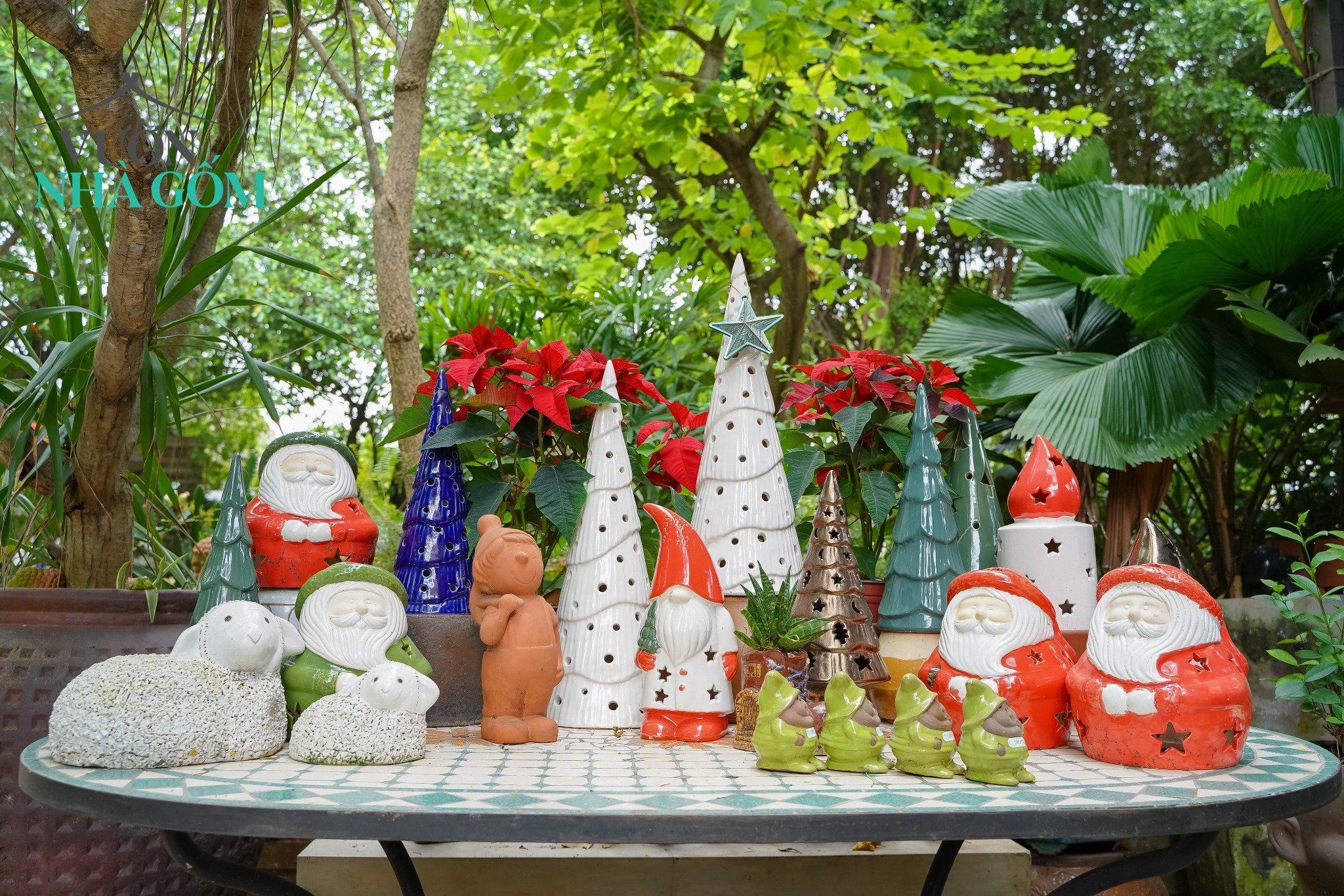 Tượng ông già Noel màu trắng cầm cây thông có lọng, H30