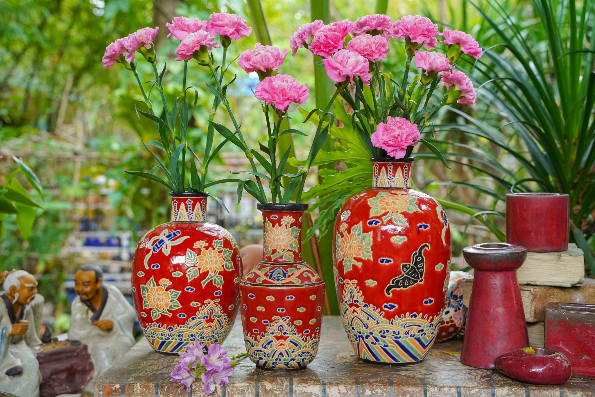 Bộ 2 bình vuốt tay khắc thủ công hoa văn Cổ Phục Việt, men đỏ mận, gốm Thủ Biên