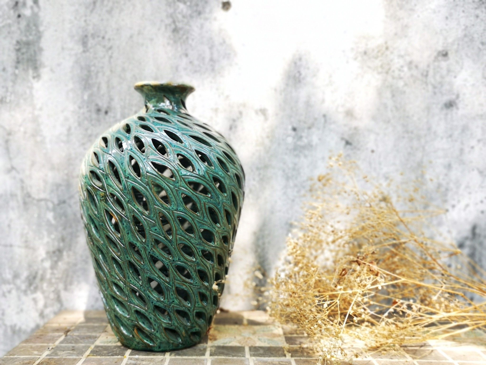 Bình vuốt tay, chạm lọng men xanh đồng, H30 cm