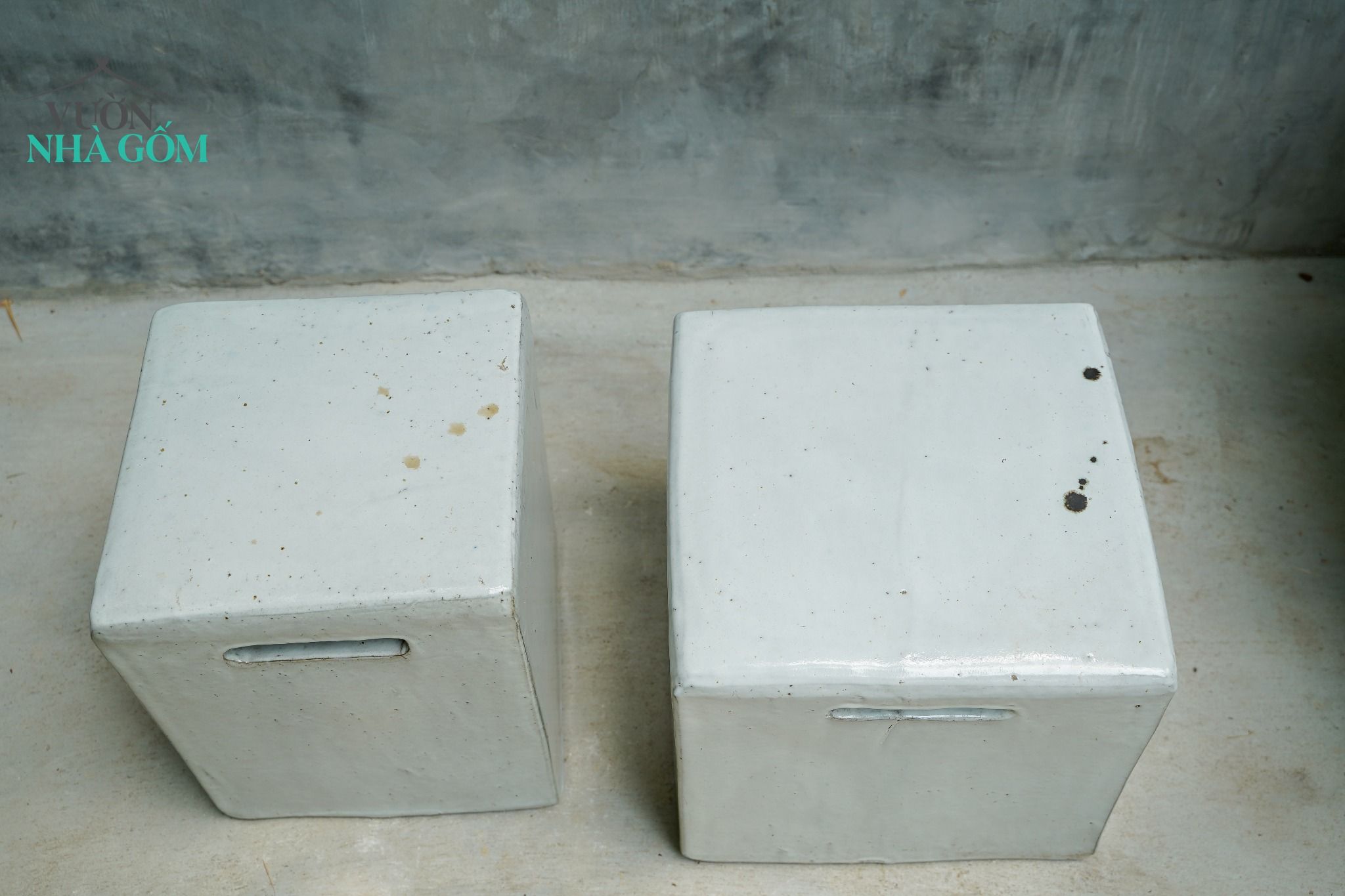Đôn vuông đen, trắng, cobalt, gốm Nam Bộ, lò củi mộc mạc, R37xC40 cm