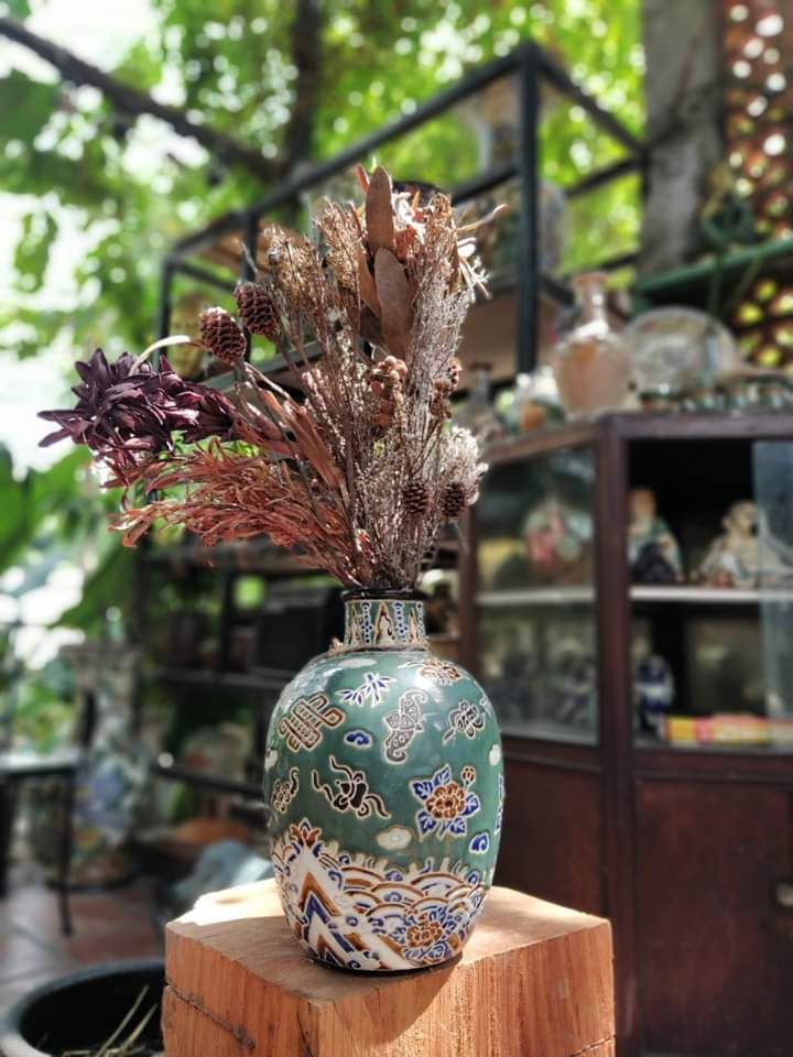 Bình trám hoa văn thủy ba, men xanh đồng, H28cm