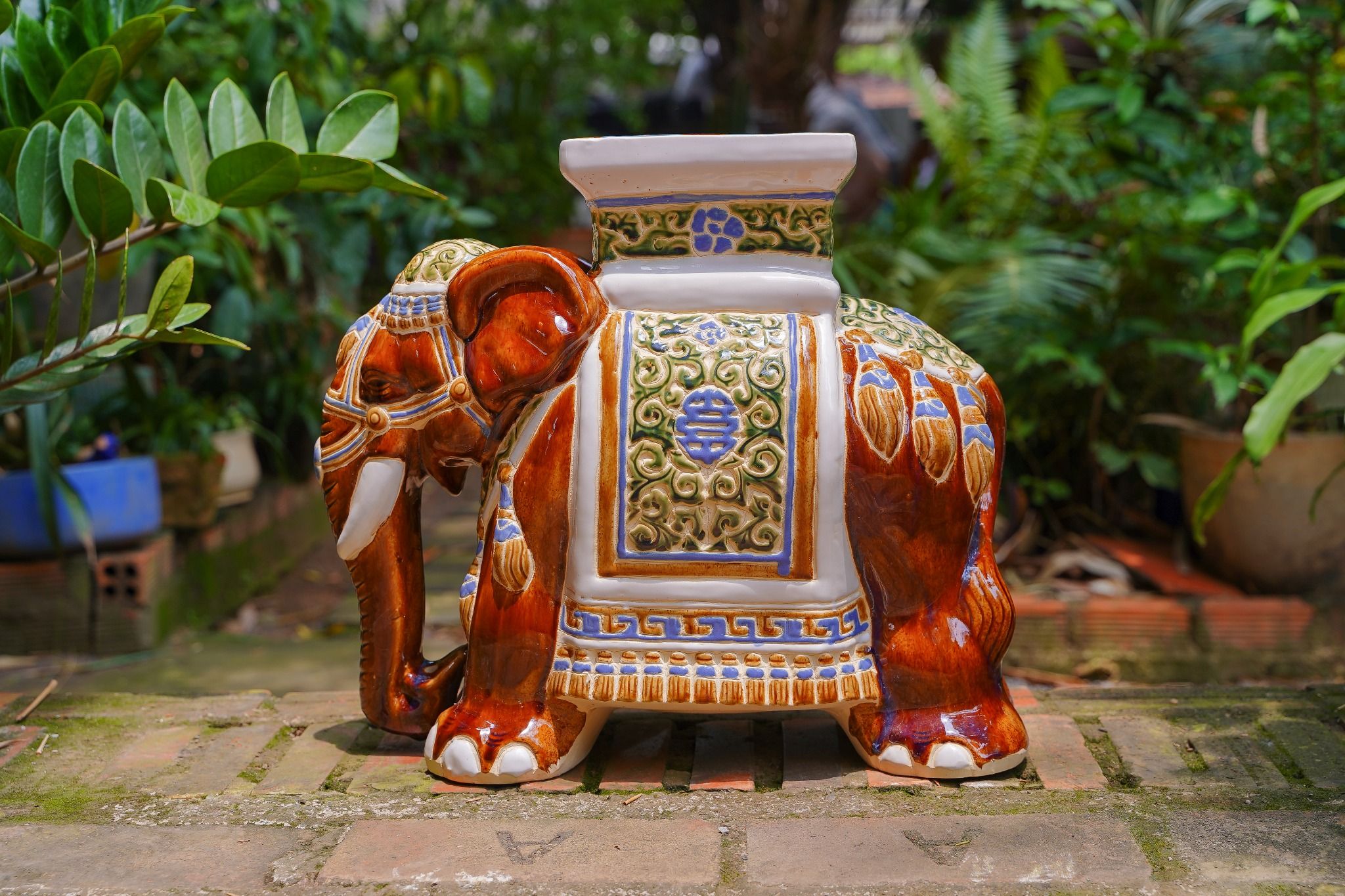 Đôn voi Nam bộ vòi xuống hoa văn dây lá, men nâu cổ điển, C43 x R50cm