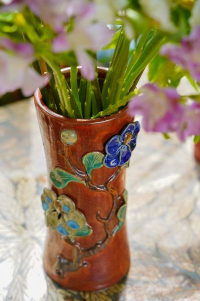  Bình vuốt tay dáng ống tre hoa đắp nổi, gốm Thủ Biên, H25cm 