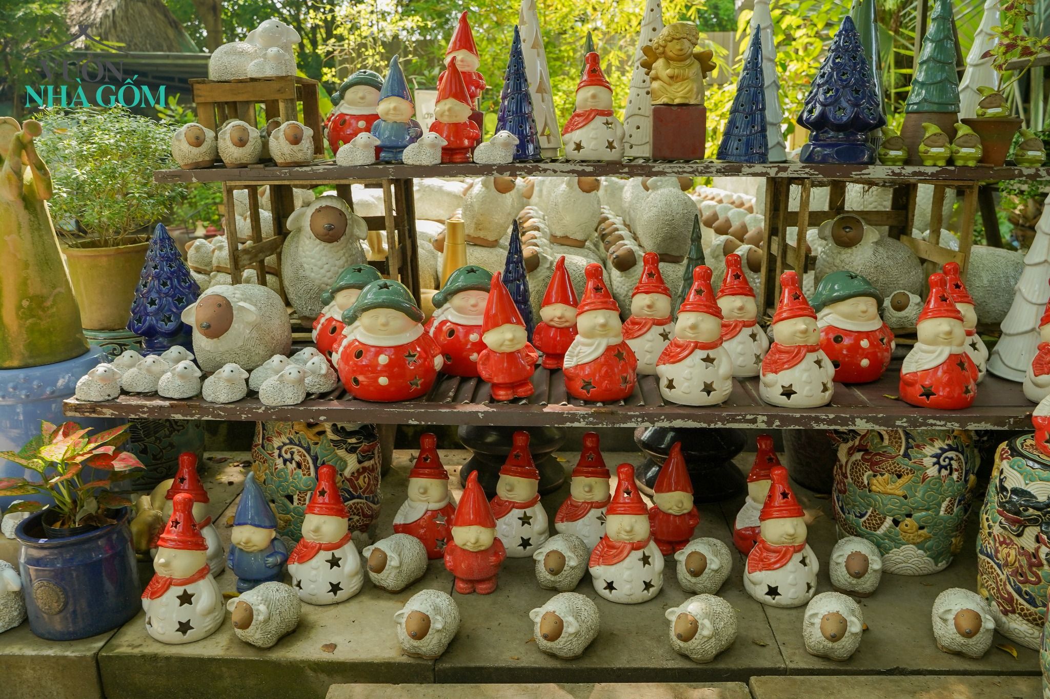 Cậu bé Noel trơn mũi cao men đỏ, gốm Nam Bộ, H30