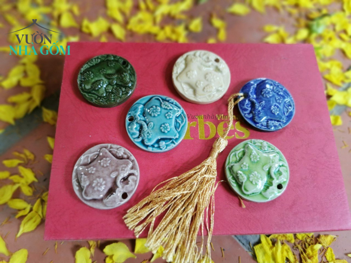 Mề đay hình Trâu điểm lá sen bông cúc, R4 cm