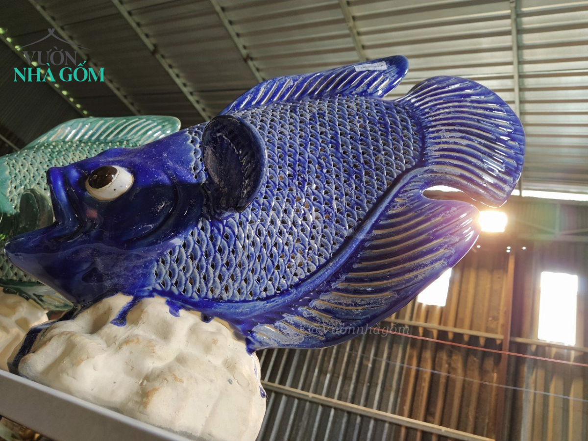  Cá gốm lọng đèn xanh cobalt, gốm thủ công Nam Bộ, C48xD45 cm 