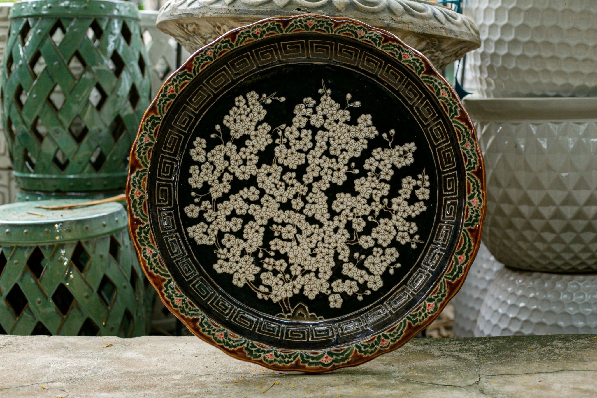 Đĩa gốm mỹ nghệ đề tài Hoa mai, D52 cm
