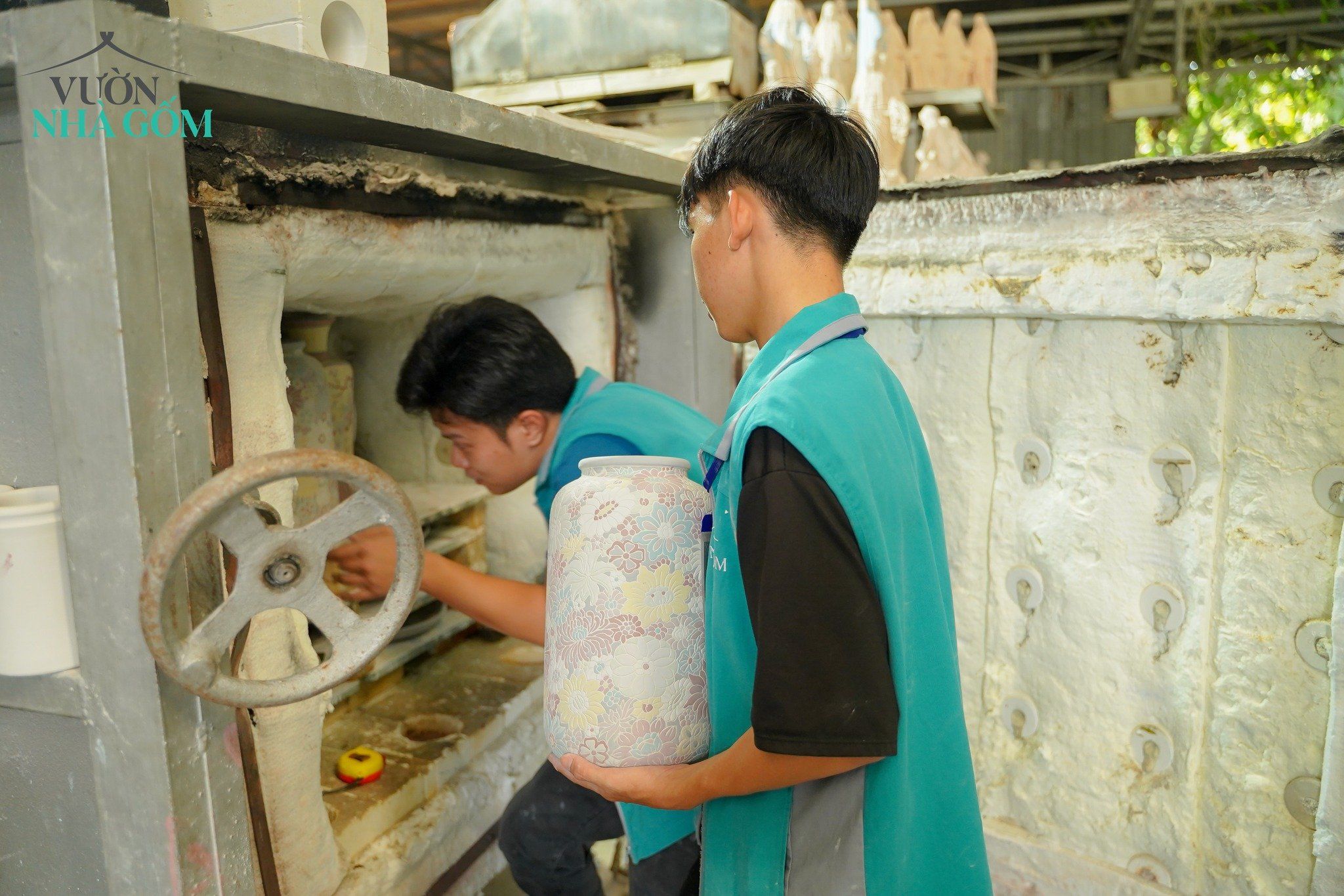 Bình khắc Bách Hoa thủ công, cắm hoa, trang trí Tết, gốm Thủ Biên, C30 x R11cm