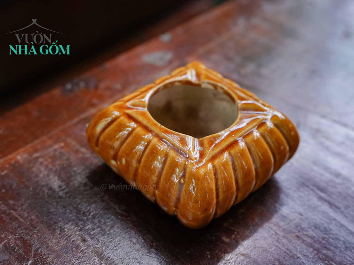 Gạt tàn vuông nâu vàng, gốm Lái Thiêu Nam Bộ (Shopee)