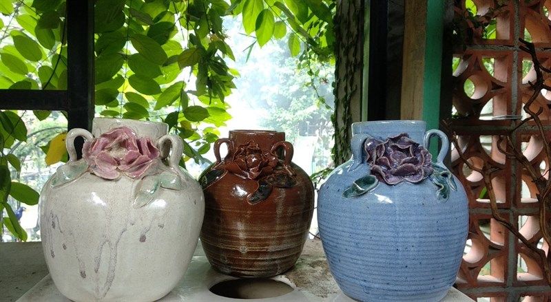 Bình vuốt tay, hoa đắp nổi 3 quai, H17 cm