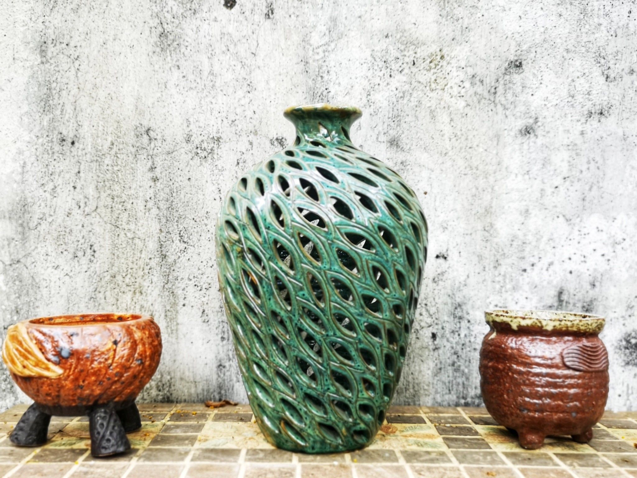 Bình vuốt tay, chạm lọng men xanh đồng, H30 cm