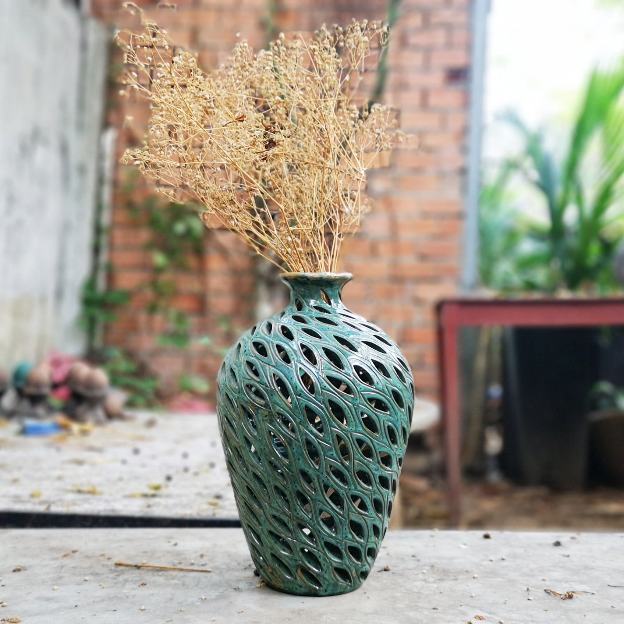 Bình vuốt tay, chạm lọng men xanh đồng, H30 cm