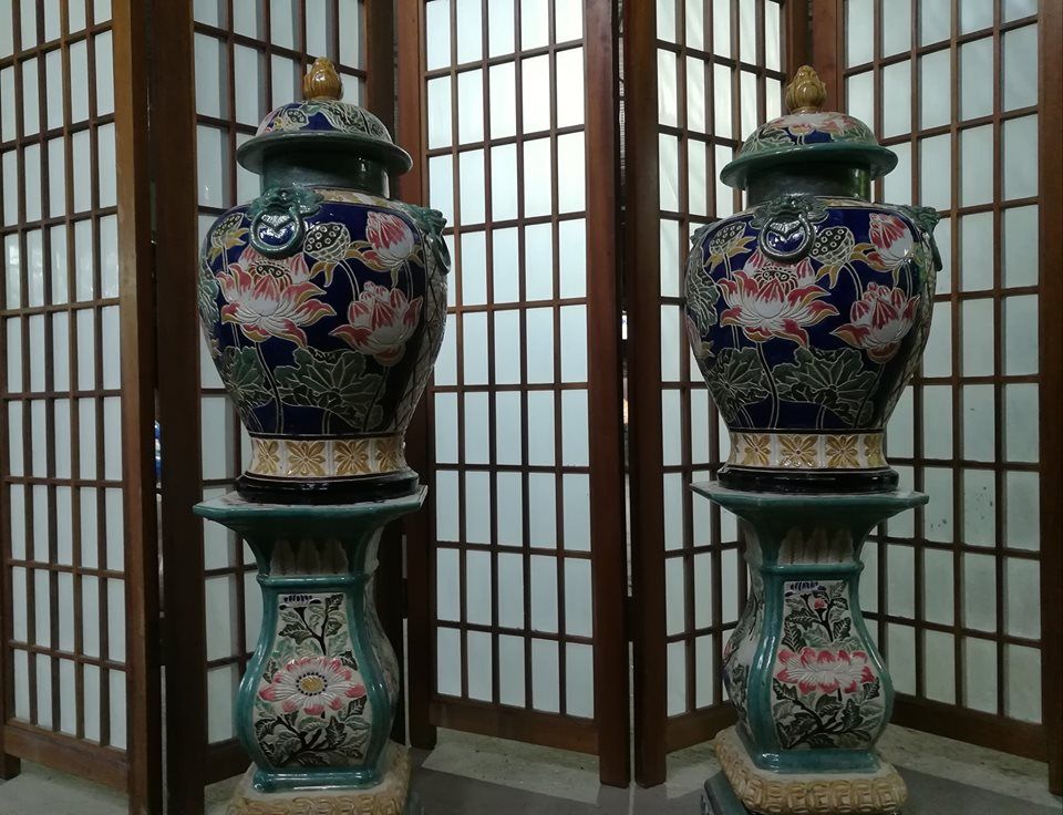 Chóe chạm khắc hoa sen, gốm mỹ nghệ Nam bộ, C60 x R35cm