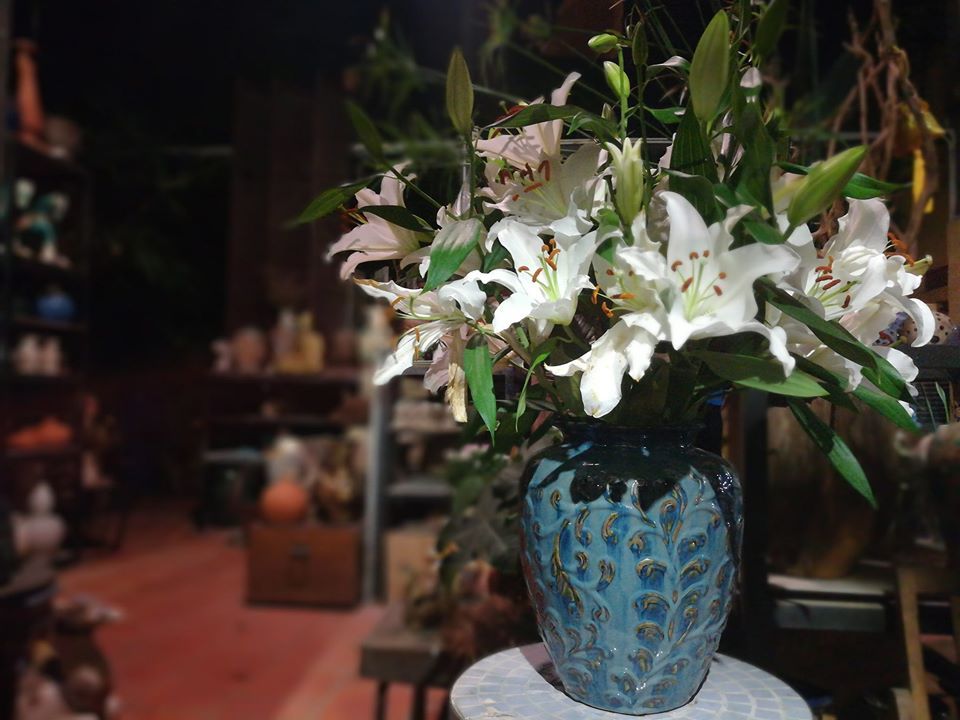 Bình hoa dây lá xanh dương, H30 cm