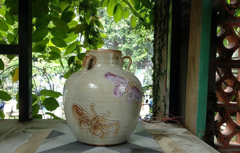 Bình vuốt tay, vẽ bướm 3 quai, H17 cm