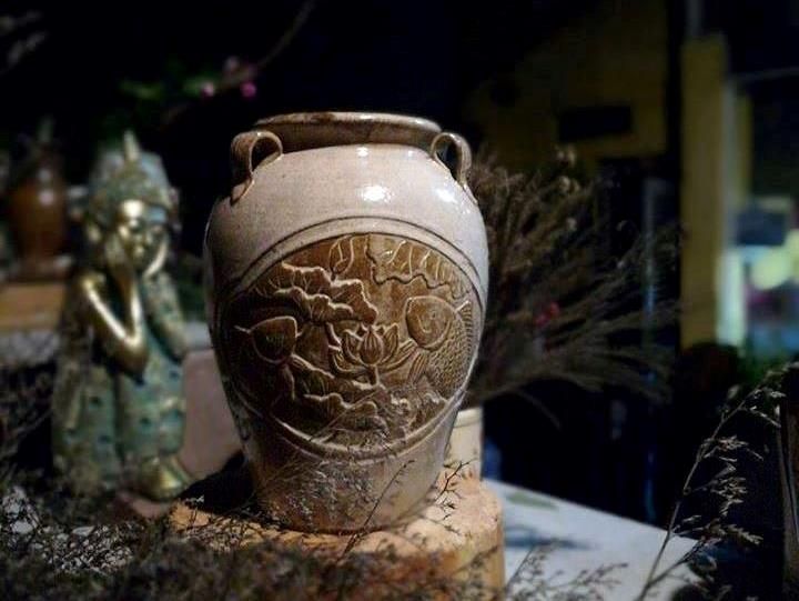 Bình vuốt tay 3 quai, họa tiết chạm khắc sen cá, H25 cm