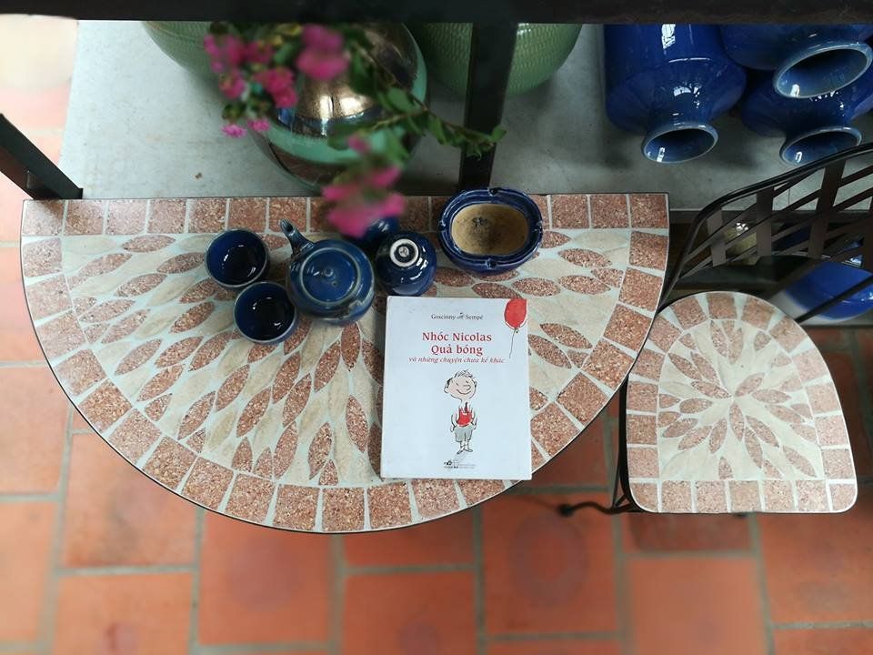 Mosaic hiện đại, Mẫu bàn ghế dáng hình bán nguyệt