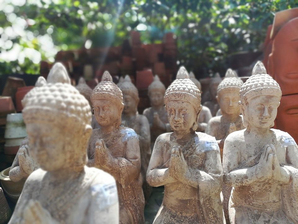 Tượng phật quỳ Thái chất liệu đất nung, H50cm