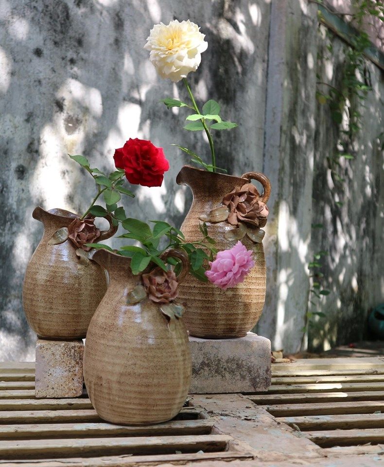 Bình vuốt tay, hoa đắp nổi, quai rót, H 23cm