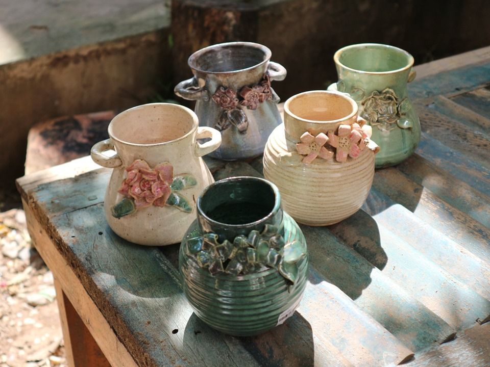 Bình đắp nổi cánh hoa, C10 x R8cm