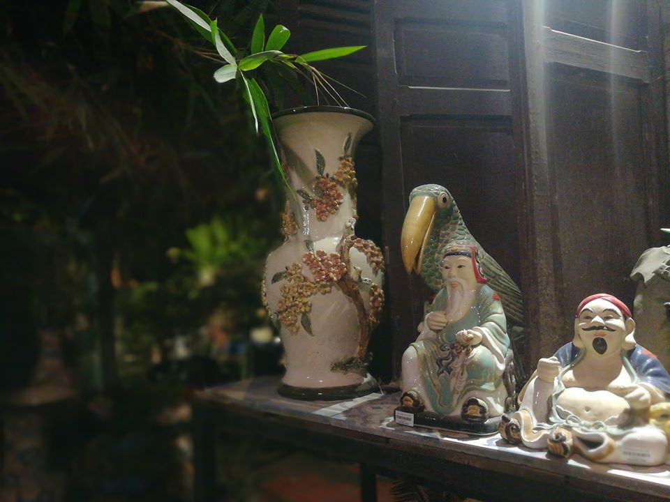 Bình hoa mai điểu đắp nổi trắng, H60 cm
