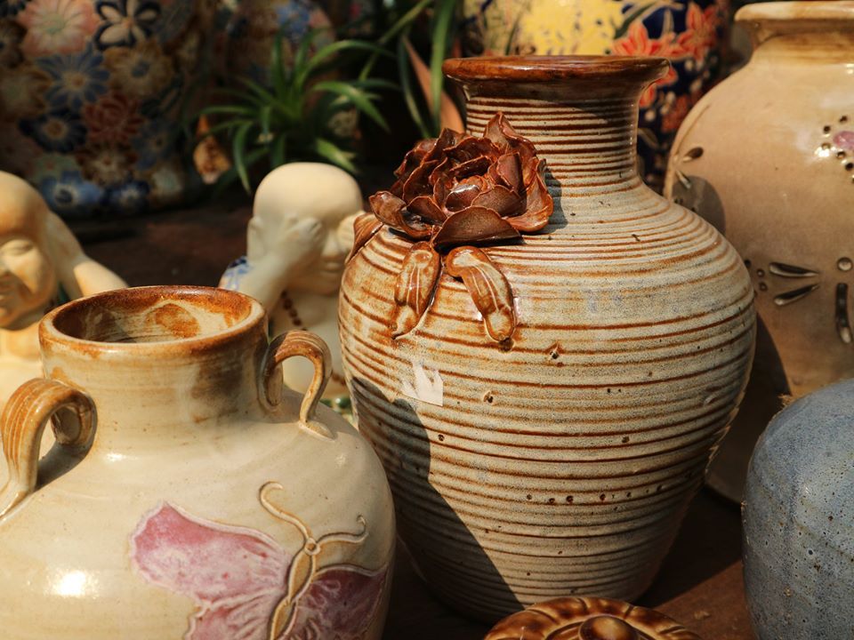 Bình vuốt tay, hoa đắp nổi cổ cao, H25 cm