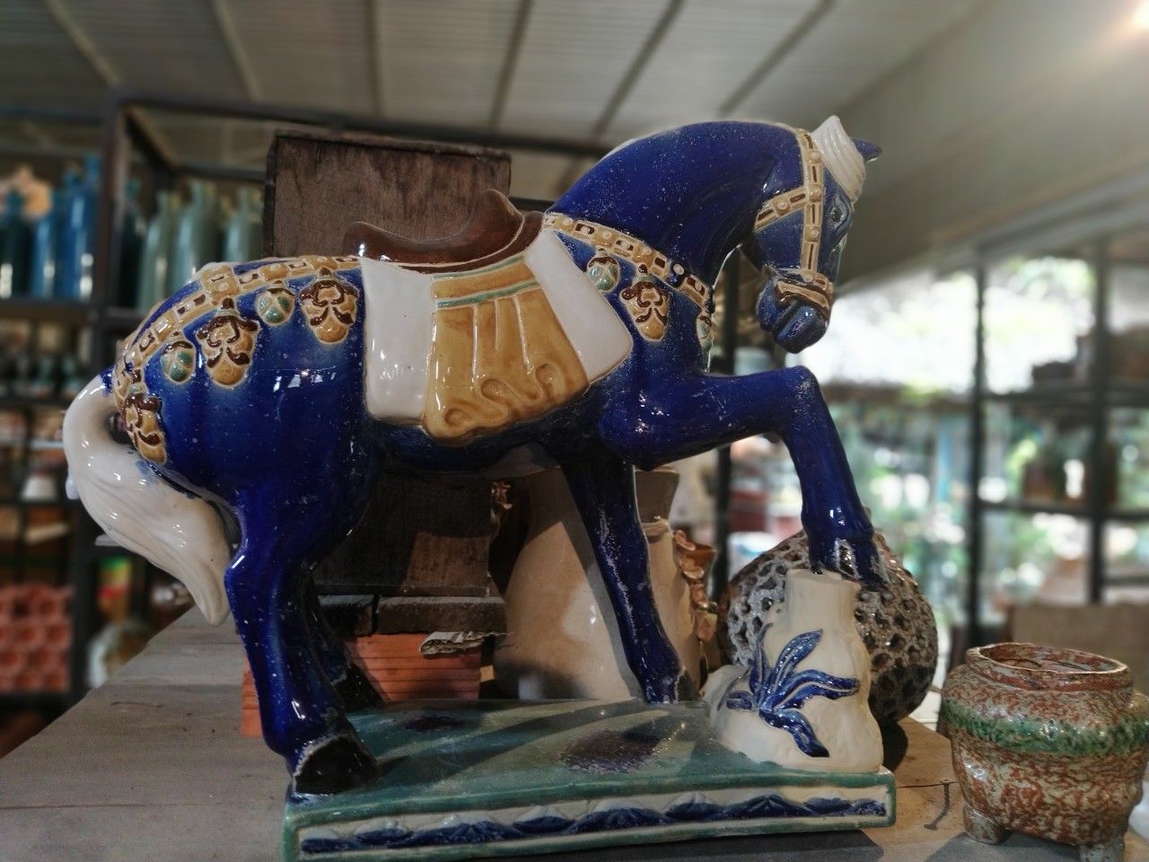Ngựa gốm mỹ nghệ chạm khắc thủ công men xanh cobalt trổ, H50 cm