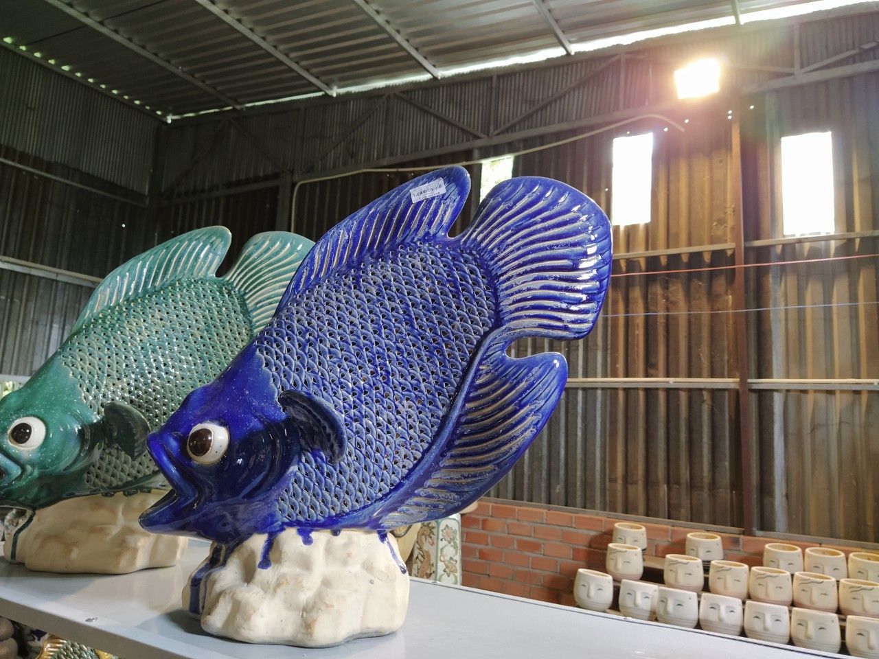  Cá gốm lọng đèn xanh đồng, gốm thủ công Nam Bộ, C48xD45 cm 