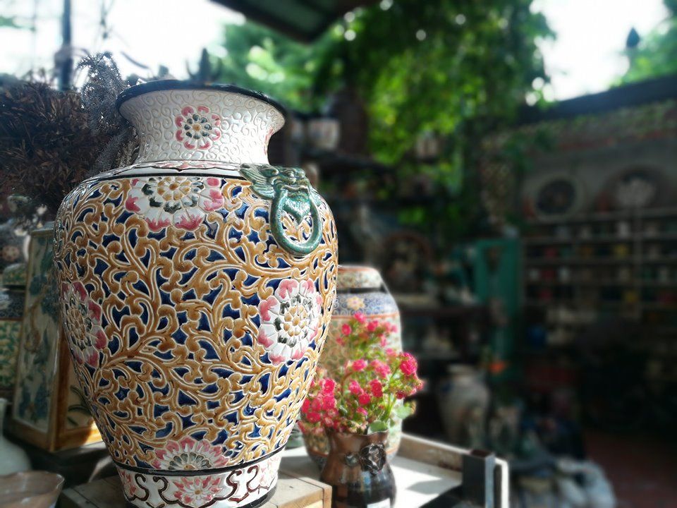 Ché hoa điểm khắc dây lá gốm Biên Hòa, H50cm