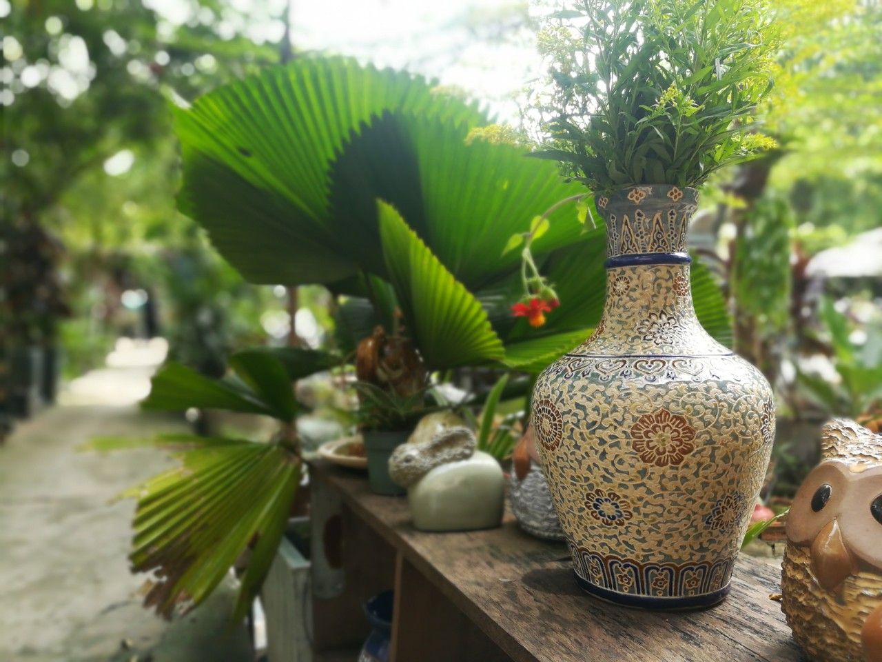 Bình vuốt tay, họa tiết khảm hoa dây lá (C30 x R11 cm)