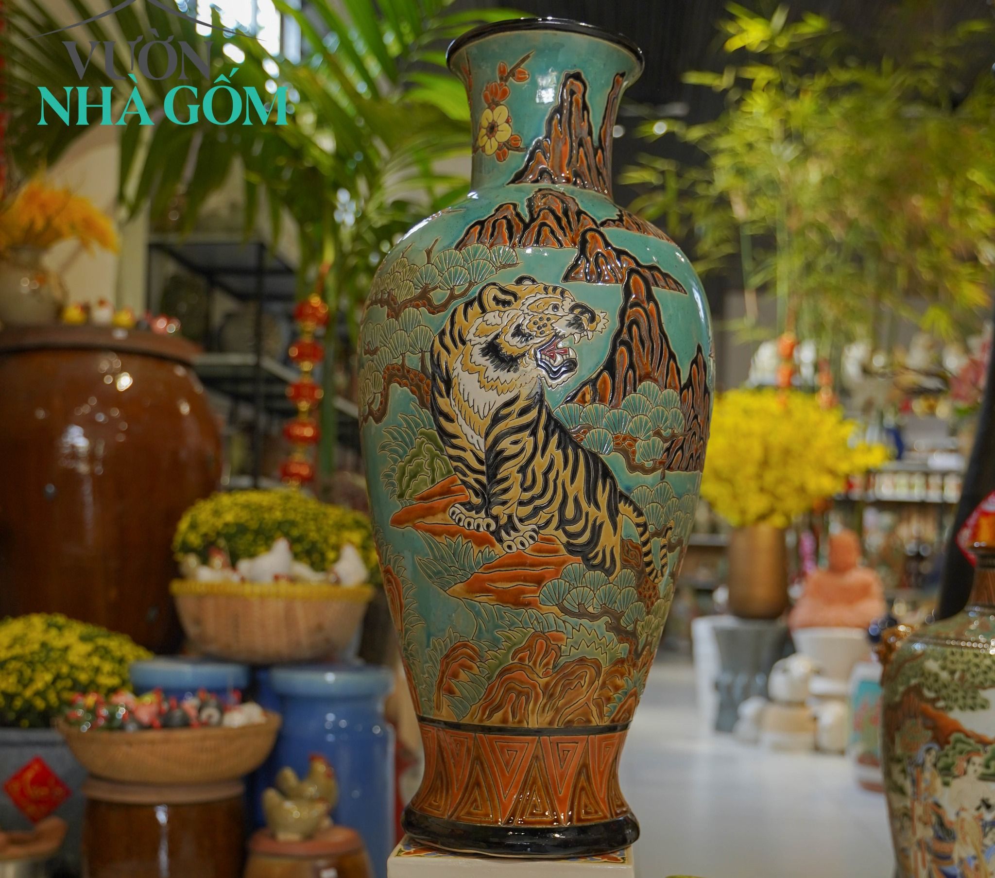 Bình gốm mỹ nghệ, chạm khắc mãnh hổ thưởng mai, dáng bình mai, gốm thủ công Nam Bộ, C60 cm- SP001615