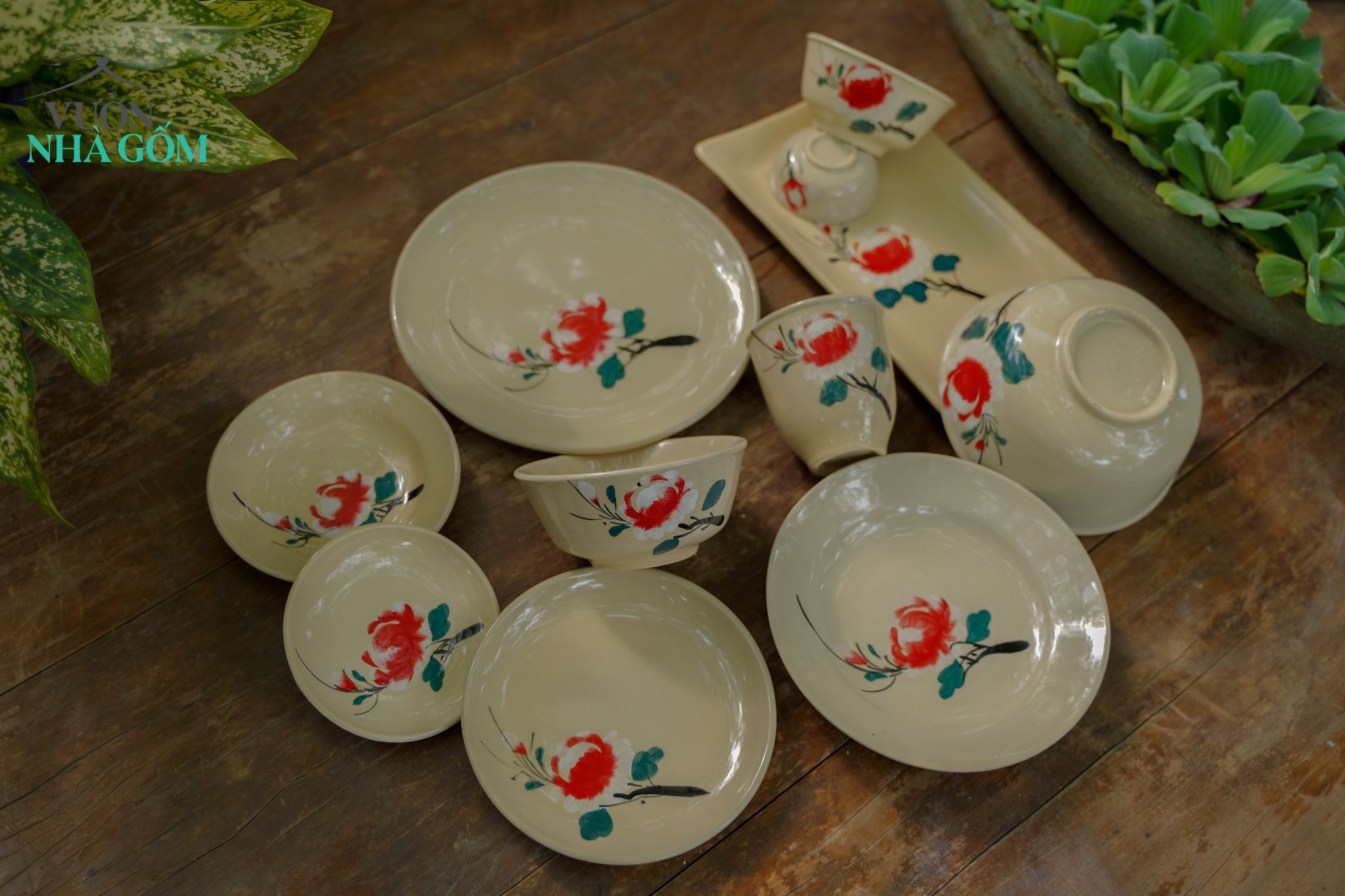 Dĩa nhỏ vẽ họa tiết bông đỏ, R16cm