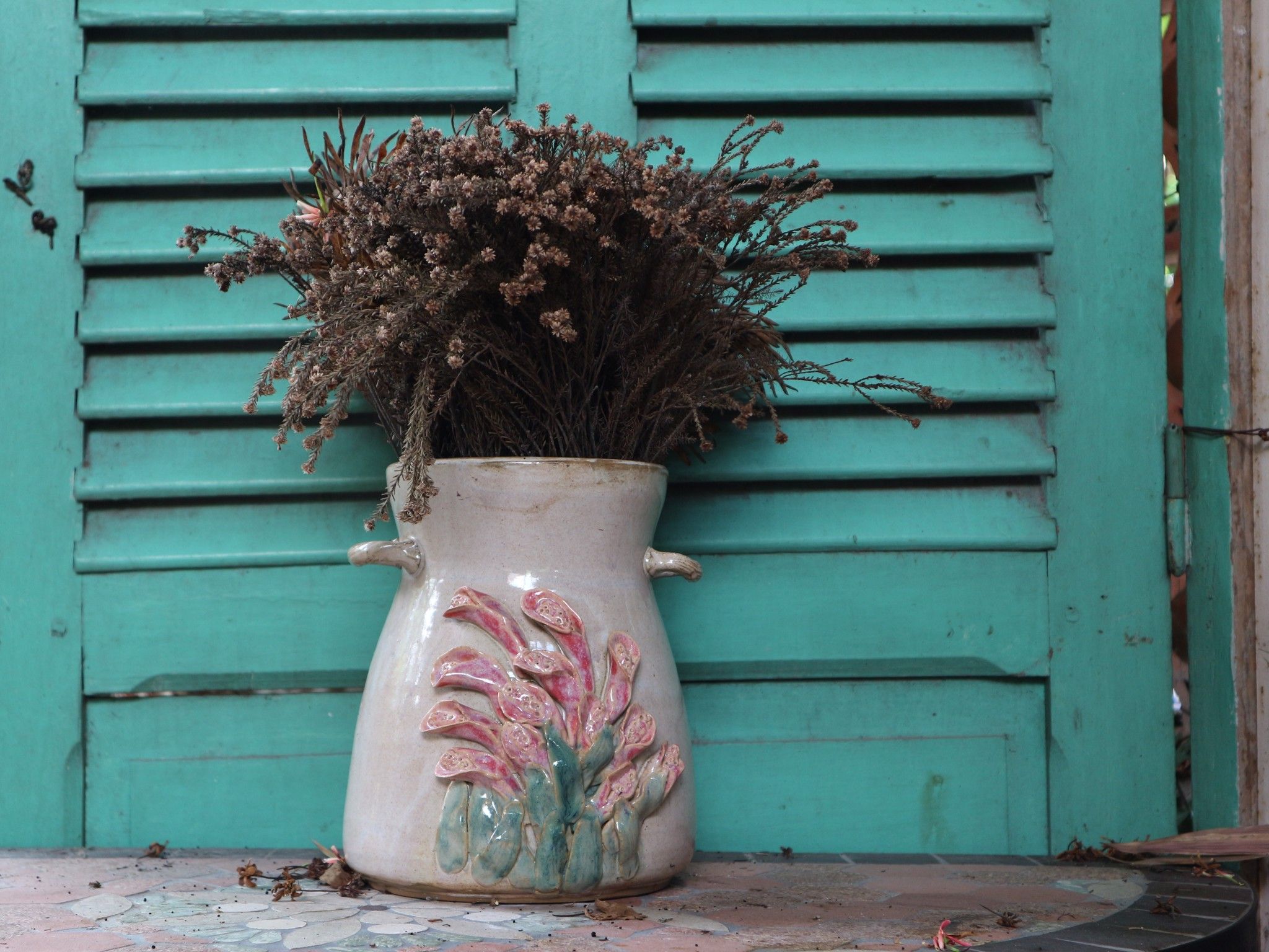 Bình vuốt tay, hoa đắp nổi, 2 quai, H20cm