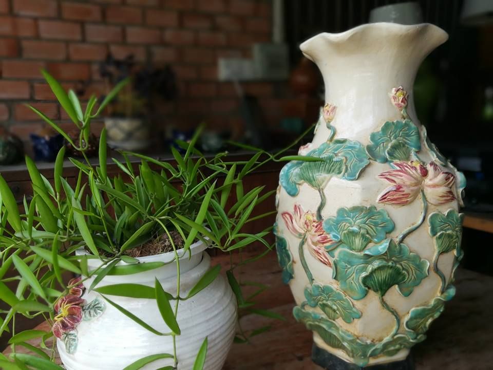Bình hoa sen đắp nổi miệng bèo, gốm mỹ nghệ Nam bộ, H48cm
