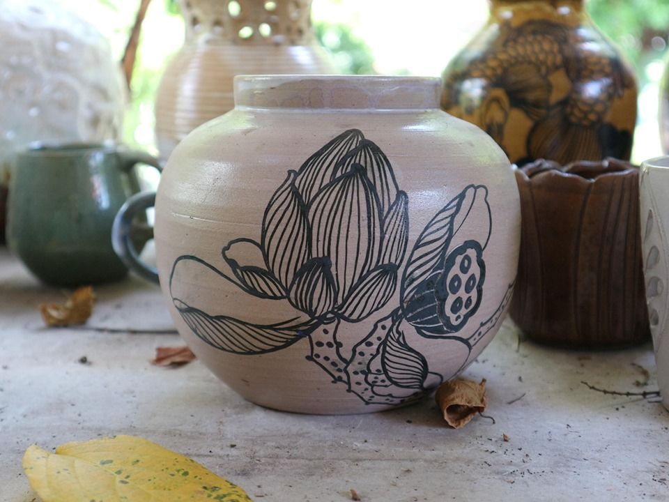 Bình vuốt tay, vẽ sen, C15 x R10cm