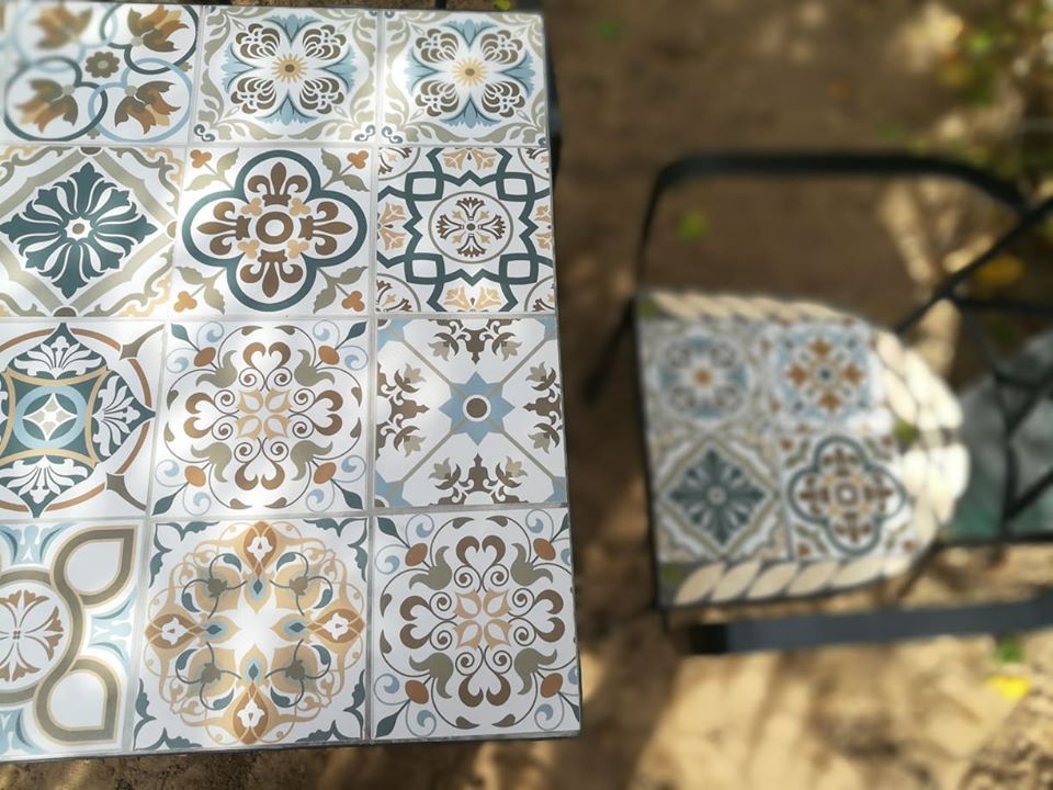 Mosaic hiện đại, mẫu bàn ghế hoa văn số 1