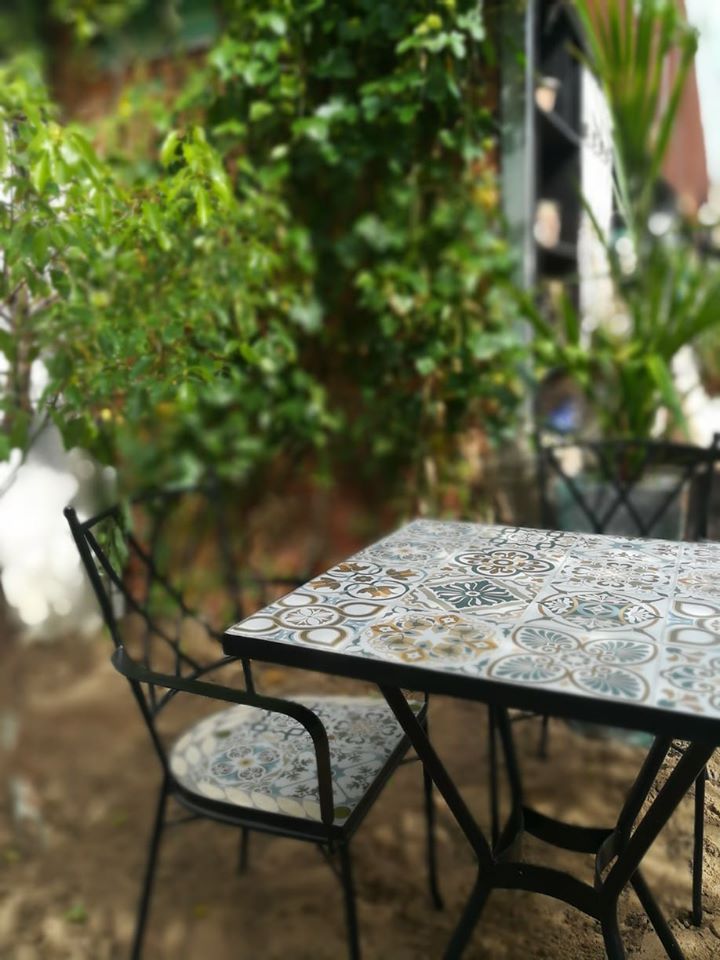 Mosaic hiện đại, mẫu bàn ghế hoa văn số 1