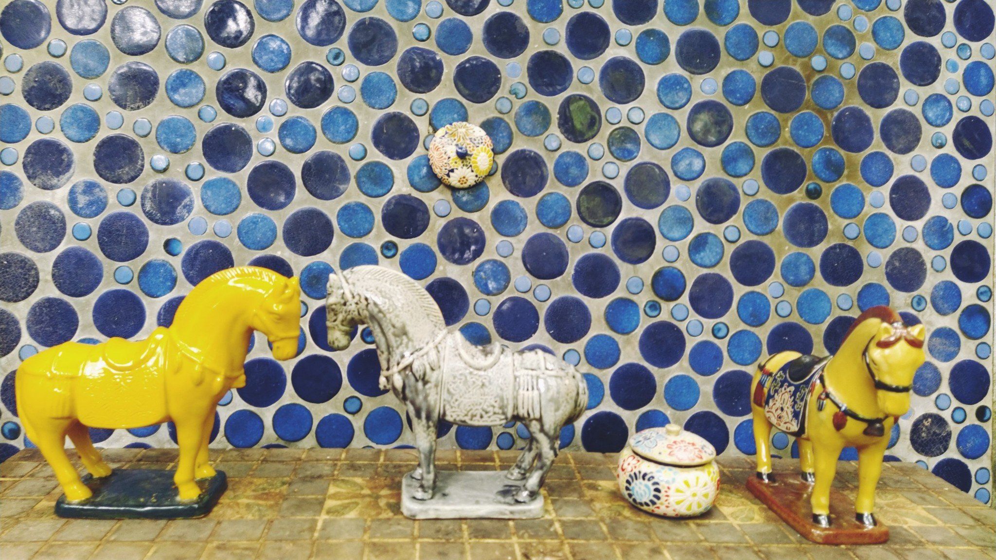 Ngựa gốm vàng rực rỡ và xám tối thượng, gốm Thủ Biên, C17 x R25cm