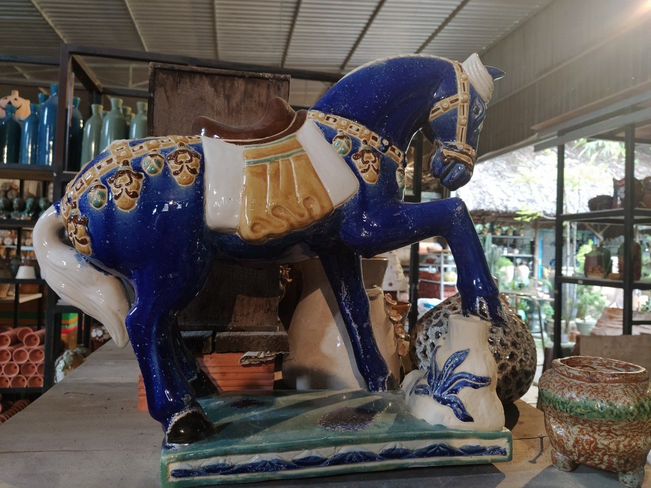 Ngựa gốm mỹ nghệ chạm khắc thủ công men xanh cobalt trổ, H50 cm
