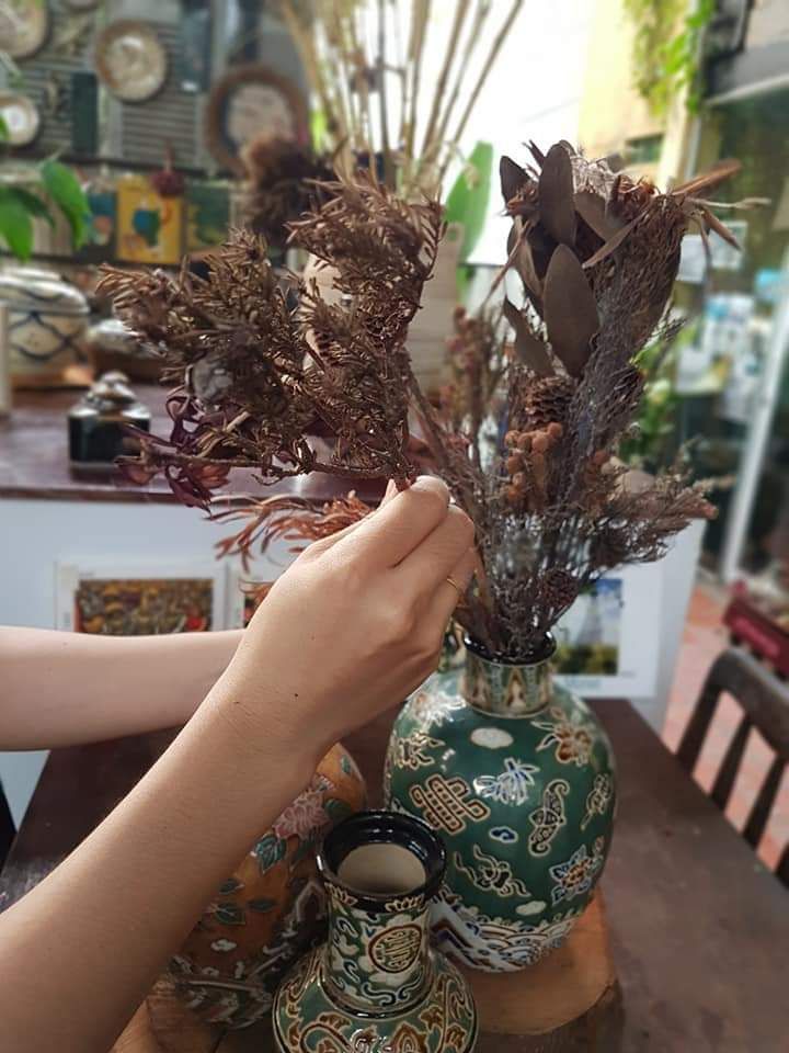 Bình trám hoa văn thủy ba, men xanh đồng, H28cm